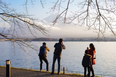 Tokyo, Japonya - 15 Kasım 2017: Bir fotoğraf ve doğa, Fuji Gölü Kawaguchi ko manzarayı kimliği belirsiz insanlar almak
