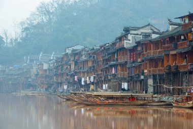 Fenghuang, Çin - 10 Ocak 2015: Tuojiang Nehri, Fenghuang antik kenti, Çin gemilerde