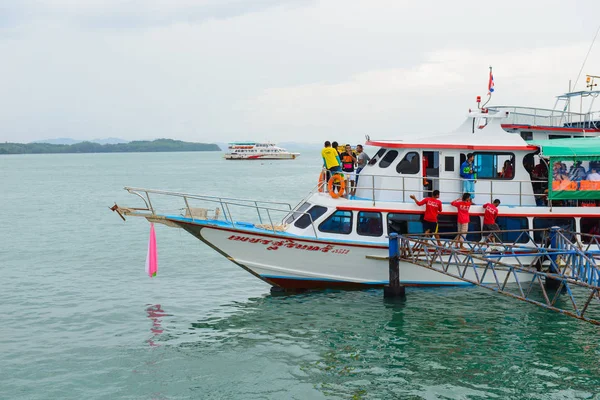 Phuket Thailandia Ottobre 2014 Grande Traghetto Legno Con Passeggeri Trasportare — Foto Stock