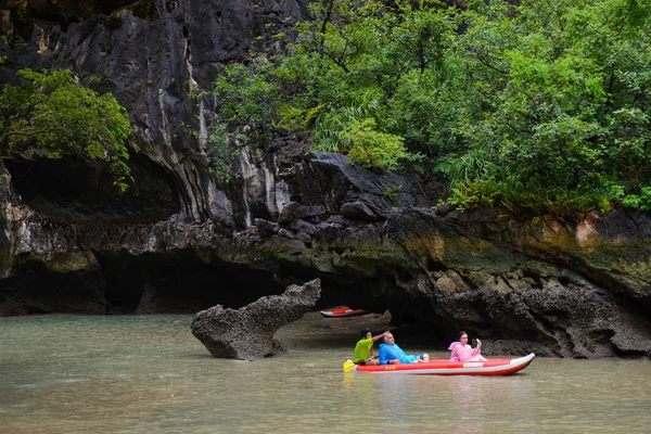 Phuket Thailand Oktober 2014 Oidentifierade Turister Kajakpaddling Koh Hong Phang — Stockfoto