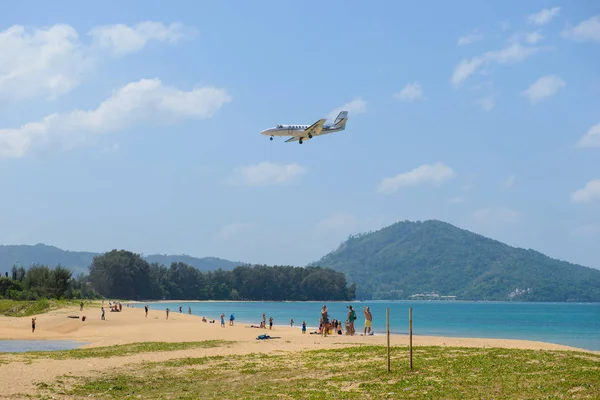 Phuket Thajsko Únor 2016 Turisté Pořízení Fotografie Rovinou Letadlo Přistání — Stock fotografie