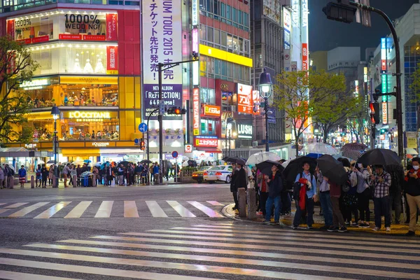 Tokio Japonia Kwietnia 2015 Pieszego Spaceru Chodniku Ulicy Shibuya Deszczową — Zdjęcie stockowe