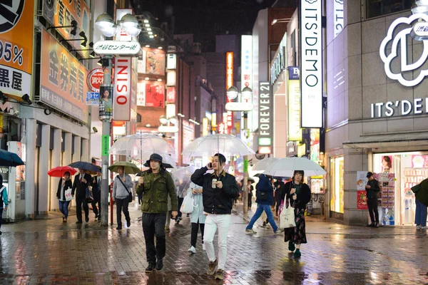 2017 시부야에서 비오는 우산을 사람들의 — 스톡 사진