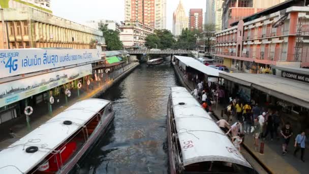 バンコク プラトゥーナム桟橋の水路を通じて乗客を運ぶセーン Saep クロン アジアの運河のボートの発着のバンコク タイ王国 2018 — ストック動画