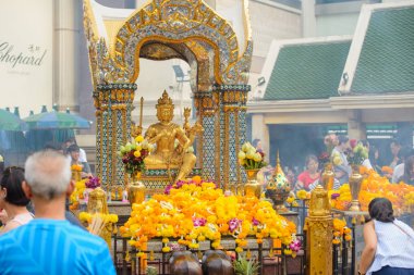 Bangkok, Tayland - 27 Ocak 2018: Erawan tapınak üzerinde 27 Ocak 2018. Turistler bir hak Erawan tapınak Ratchaprasong kavşağında, Grand Hyatt Erawan Hotel yaptırın