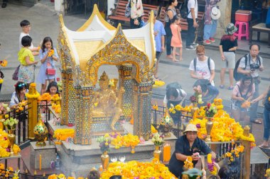 Bangkok, Tayland - 27 Ocak 2018: Bir Hindu türbe Bangkok, Tayland, oluşturma Lord Brahma Hindu tanrısı Tay gösterimi Erawan Tapınak, (Thao Maha Phrom tapınak), olduğunu