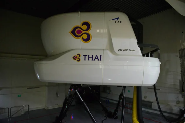 2017年12月5日 泰国航空公司空中客车380 800 在曼谷的试点培训中心准备迎接新的船长和第一军官飞行训练的全运动飞机模拟器 — 图库照片