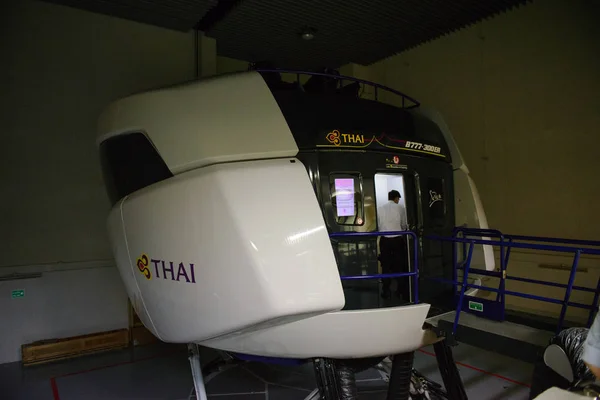 2017年12月5日 泰国航空公司波音777 300Er 试点培训中心在曼谷准备迎接新的船长和第一军官飞行训练的全运动飞机模拟器 — 图库照片