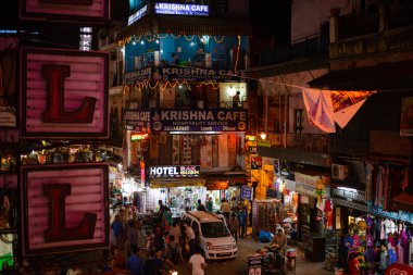 Yeni Delhi, Hindistan - 10 Nisan 2016: Delhi, Hindistan markette Paharganj ana ın Bazaarı kimliği belirsiz kişi ziyaret