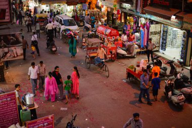 Yeni Delhi, Hindistan - 10 Nisan 2016: Kimliği belirsiz kişiler Paharganj ana ın Bazaarı pazar ziyaret