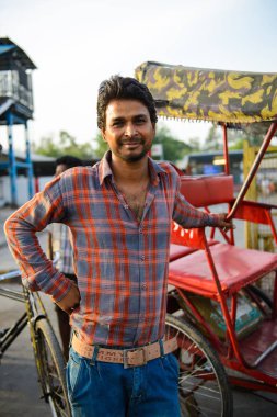 Yeni Delhi, Hindistan - 16 Nisan 2016: Tanımlanamayan çekçek sürücüsü bekleyen müşteriler Paharganj, Delhi içinde onun çekçek ile