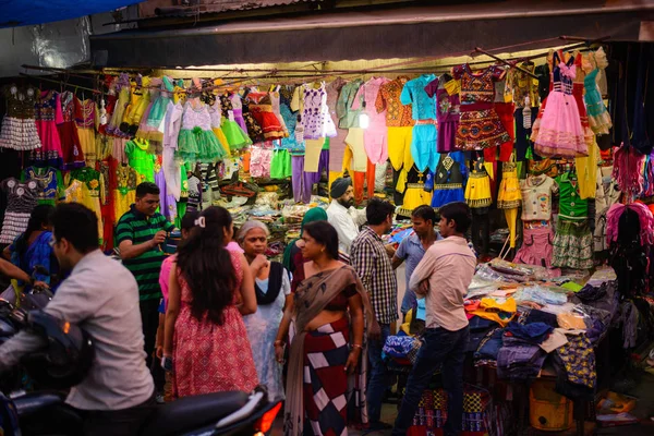 New Delhi Indien April 2016 Unbekannte Besuchen Bekleidungsgeschäft Hauptbasar Paharganj — Stockfoto