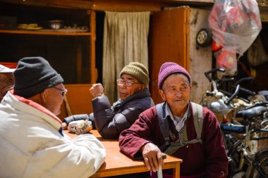 Leh, Hindistan - 13 Nisan 2016: Tibet insanlar. Oturma ve dışında Leh şehir, Ladakh, Hindistan sokakta söz eski Tibet erkek