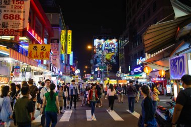 Taichung, Tayvan - 11 Mayıs 2016: Bir sokak Fengjia gece Pazar 11 Mayıs 2016 Taichung içinde turistler ve yerliler ile popüler olan Tayvan en büyük gece pazarı burası