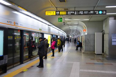 Seoul, Güney Kore - 15 Aralık 2015: görünümünü Büyükşehir metro Dongdaemun istasyonu Seul içinde