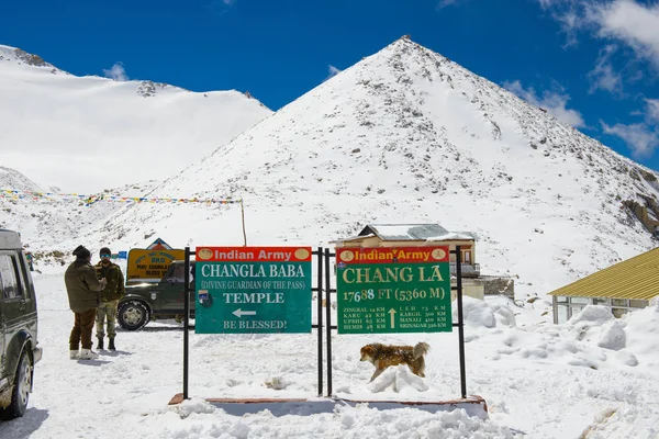インド ラダックのレー インド 2016 チャン チャン ラはインドのヒマラヤにある Changthang 高原への入り口です それは — ストック写真