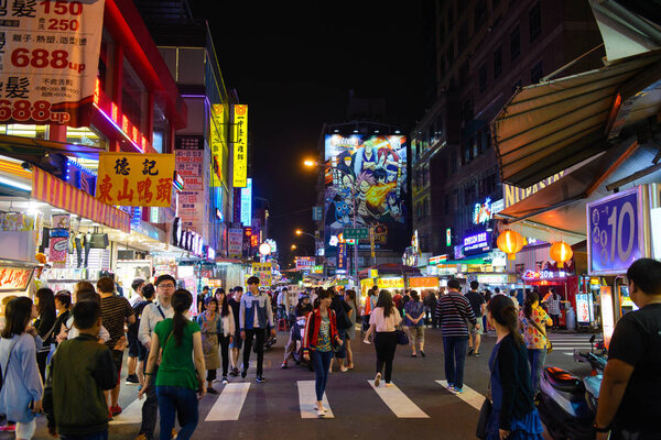 Тайчжун, Тайвань - 11 мая 2016 года: Это улица в Фэнцзя ночной рынок крупнейший ночной рынок в Тайване, который популярен среди туристов и местных жителей 11 мая 2016 года в Тайчжуне
