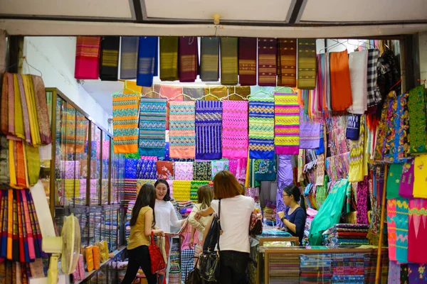 Yangon Myanmar Oktober 2016 Myanmar Sarong Butik Marknaden Färgglada Sarong — Stockfoto