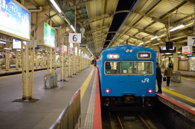 Osaka, Japonya - 27 Mart 2015: Jr tren Tennoji istasyonu Osaka, Japonya