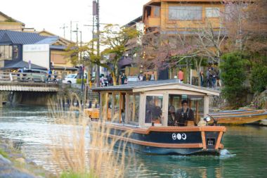Kyoto, Japonya - 28 Mart 2015: Tekne Arashiyama, Kyoto, güzel Katsura Nehri
