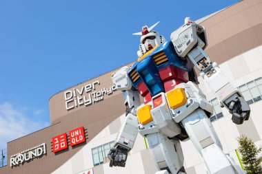 Tokyo, Japonya - 2 Nisan 2015: Gundam heykeli önünde dalgıç Odaiba City Plaza