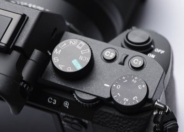 Genel mod kadranı, pozlama kontrol aynasızlar kamera arama ve Obtüratör butonuna