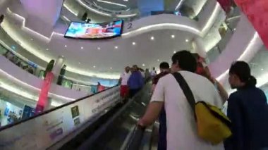 Bangkok, Tayland - 5 Mart 2018: Tanımlanamayan insanlar yürümek ve Siam Paragon alışveriş merkezi içinde yürüyen merdiven üzerinde taşımak