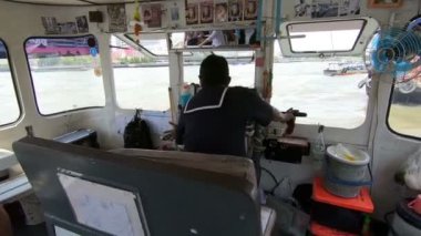 Bangkok, Tayland - 5 Mart 2018: Tha Phra Chan Pier Chao Phraya Nehri Bangkok, Tayland, tekne ulaşım içinde
