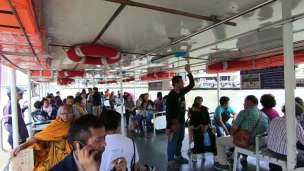 バンコク タイ王国 2018 バンコク タイのチャオプラヤ川を渡る Tha Phra チャン桟橋でボート輸送の正体不明の乗客の内部 — ストック動画