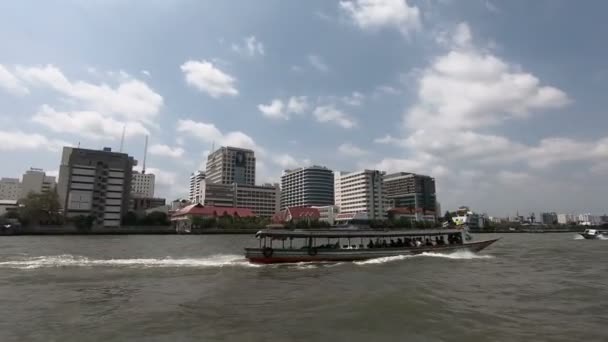 バンコクのチャオプラヤー川と一緒に旅行しながら水交通機関の表示 — ストック動画