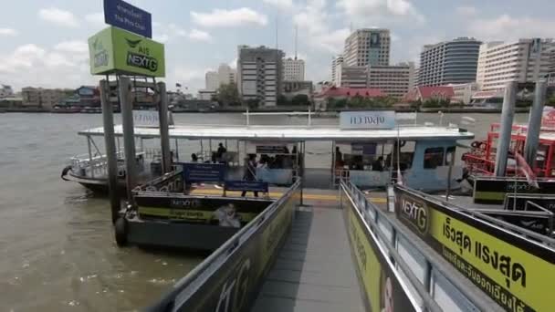 バンコク タイ王国 2018 バンコクのチャオプラヤ川を横断する Tha Phra チャン桟橋ボート輸送 — ストック動画