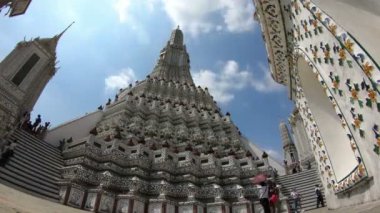 Bangkok, Tayland - 5 Mart 2018: Zaman atlamalı Wat Arun, Bangkok, Tayland yürüyüş turist