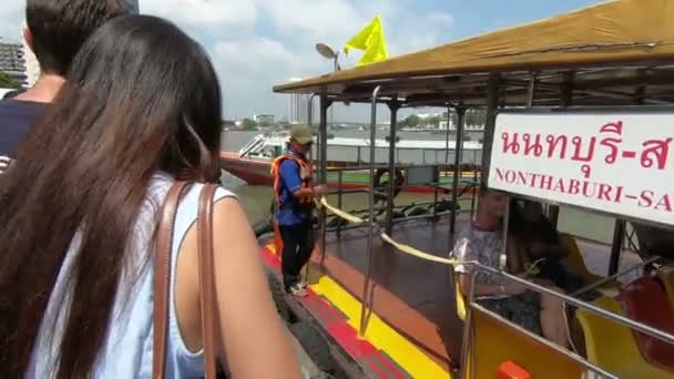 2018年3月5日 Prannok 码头上的人们在一条黄色标志的观光船上 一艘位于湄南河上的交通运输服务 — 图库视频影像