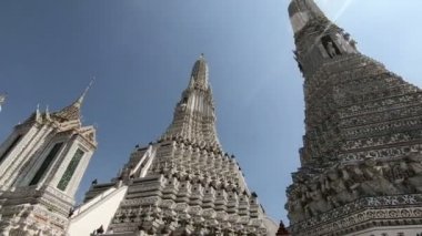 WAT Arun veya Temple of Dawn Chao Phraya Nehri'nin batı kıyısında bir Budist tapınağı olduğunu