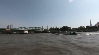 Uzun kuyruk tekne Chao Phraya Nehri üzerinde Bangkok, Tayland ana Nehri nerede