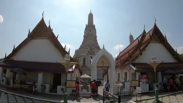 Bangkok Thaiföld Március 2018 Ban Turisták Sétálnak Wat Arun Bangkok — Stock videók