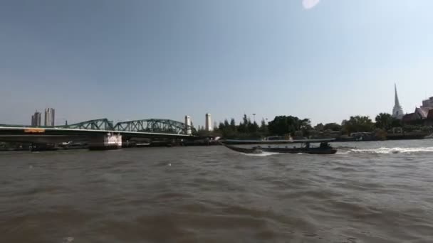 チャオプラヤー川沿いにロングテール ボートでバンコク タイの主要な川はどこです — ストック動画