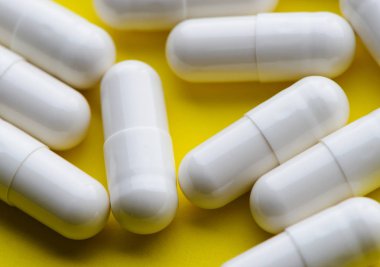 Sarı zemin üzerine beyaz hap kapsül