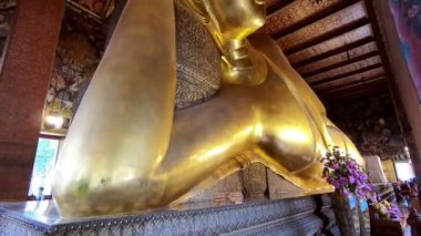 Uzanmış Buddha altın heykelini yüz Wat Phra Chetupon Vimolmangklararm (Wat Pho) tapınak Tayland.