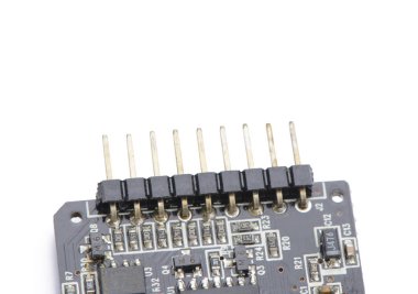 Devre kartı ile çubuk uçlu konnektör beyaz arka plan üzerinde