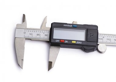 Elektronik dijital kumpas vernier. Beyaz arka plan üzerinde izole.