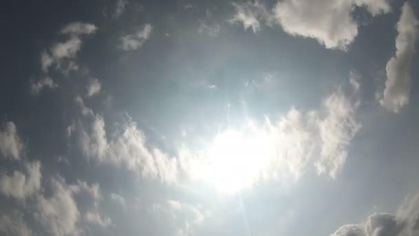 4K Laps de temps du soleil brille et les nuages en mouvement 