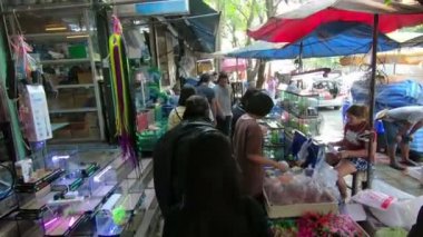 Bangkok, Tayland - 11 Şubat 2017: Tanımlanamayan balık satıcı salonu Chatuchak Hafta sonu Market
