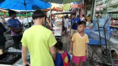 Bangkok, Tayland - 11 Şubat 2017: Tanımlanamayan balık satıcı salonu Chatuchak Hafta sonu Pazar katta