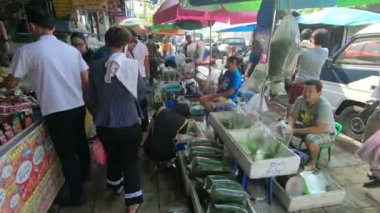 Bangkok, Tayland - 11 Şubat 2017: Tanımlanamayan satıcı salonu Chatuchak Hafta sonu Pazar katta