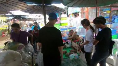 Bangkok, Tayland - 11 Şubat 2017: Köpek hayvan Chatuchak, Güney Doğu Asya'daki en büyük hafta sonu Pazar bölgede satmak için