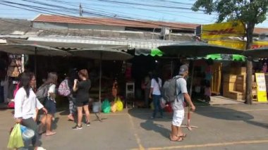 Bangkok, Tayland - 11 Şubat 2017: Chatuchak veya Jatujak hafta sonu Pazar, popüler bir turizm. Tayland en büyük piyasasıdır. Açık Cumartesi ve Pazar