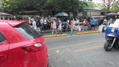 Bangkok, Tayland - 11 Şubat 2017: Saklardı araba trafik Chatuchak Road Market