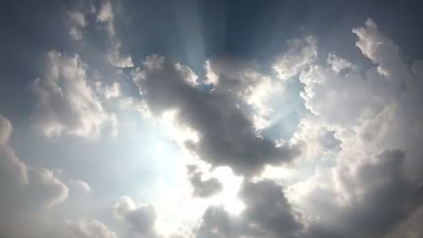 Όμορφη Cloudscape Μεγάλα Κτίριο Σύννεφα Και Sunrise Σπάσιμο Μέσω Cloud — Αρχείο Βίντεο