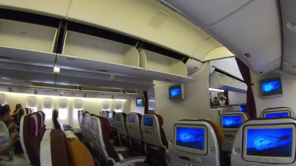 2018年3月26日 泰国航空公司 B777 300Er 客舱乘客在素万那普机场的时间间隔 — 图库视频影像